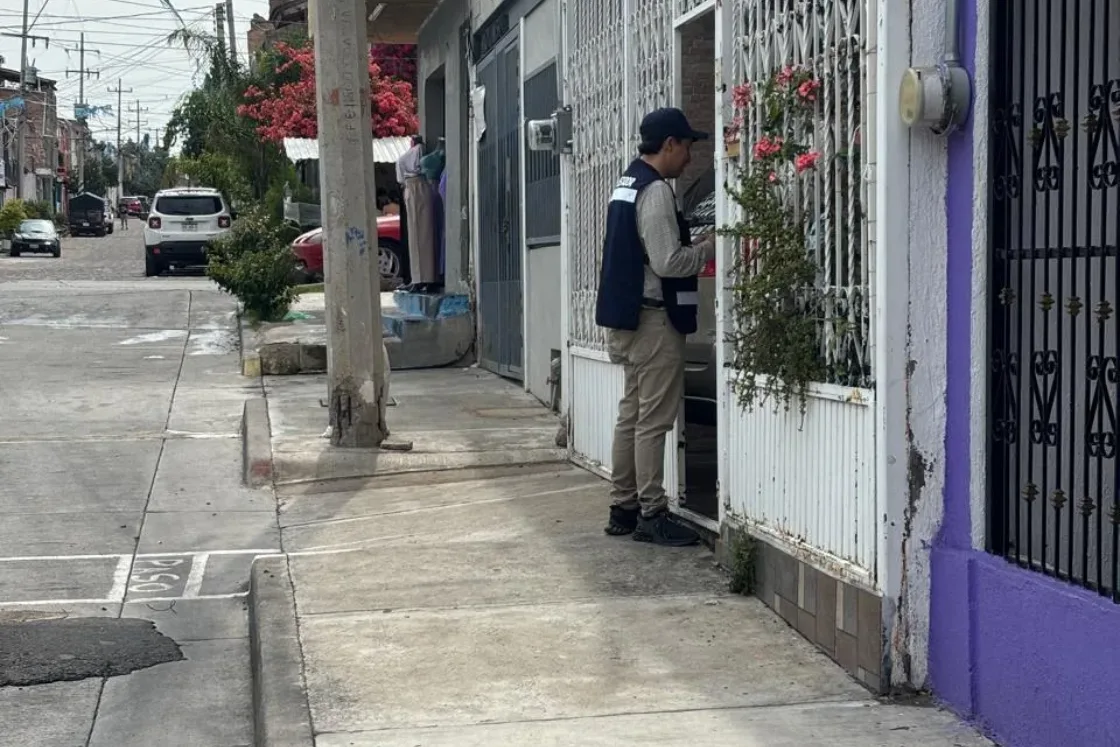Encuestador de CENESSOD aplicando cuestionario en una banqueta de la Zona Metropolitana de Guadalajara.