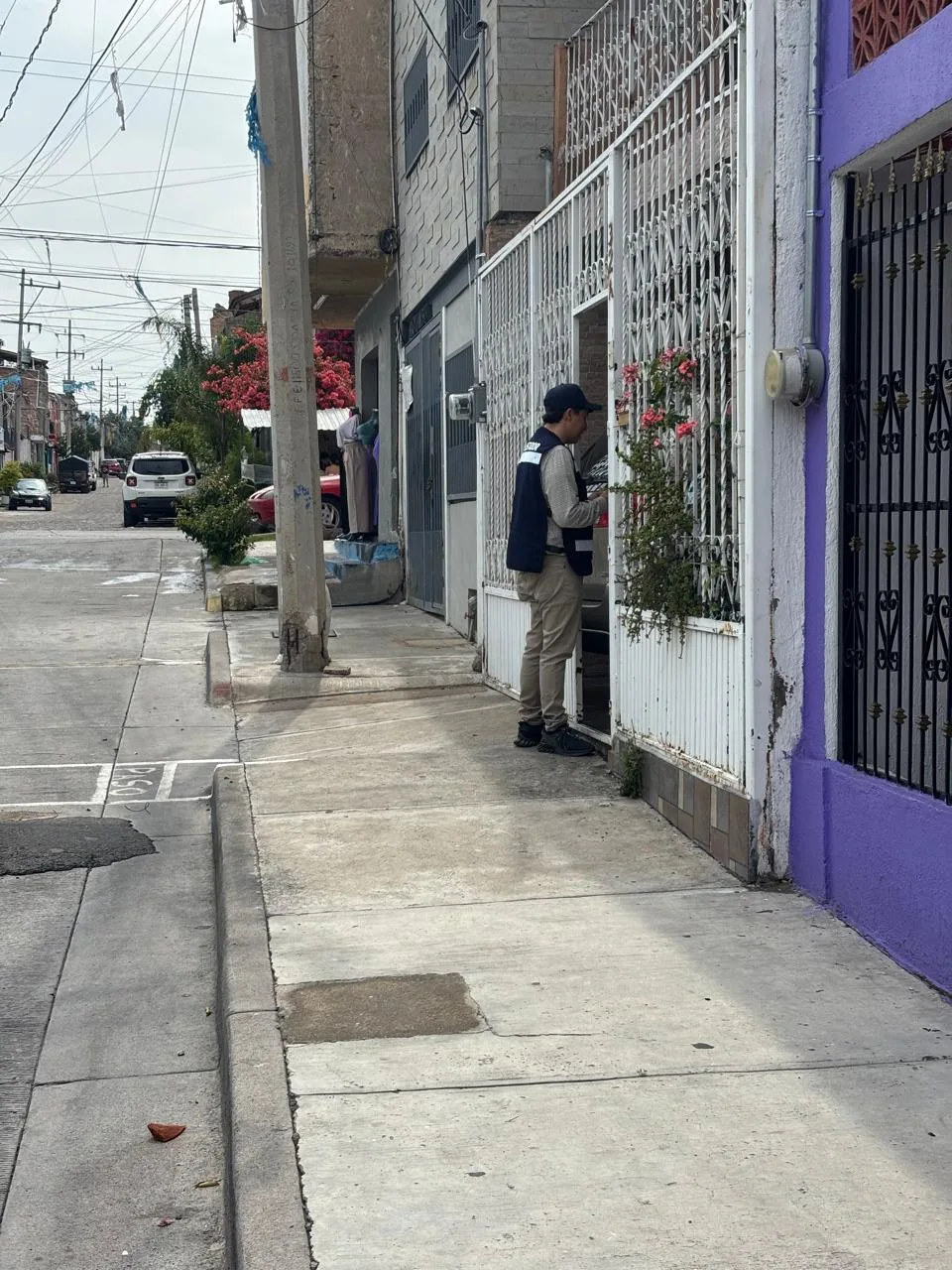 Encuestador de CENESSOD aplicando el cuestionario en la banqueta de una calle de la zona metropolitana.