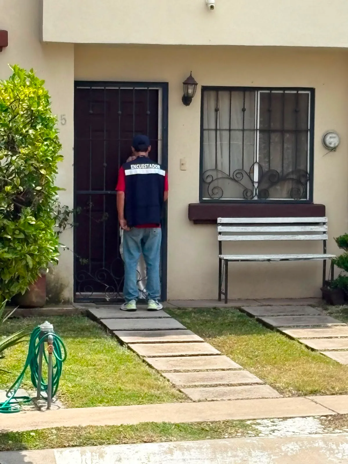 Encuestador de CENESSOD esperando respuesta en la puerta de una vivienda.
